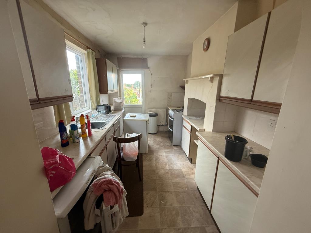 Lot: 71 - FREEHOLD TWO-BEDROOM TERRACE HOUSE - Kitchen